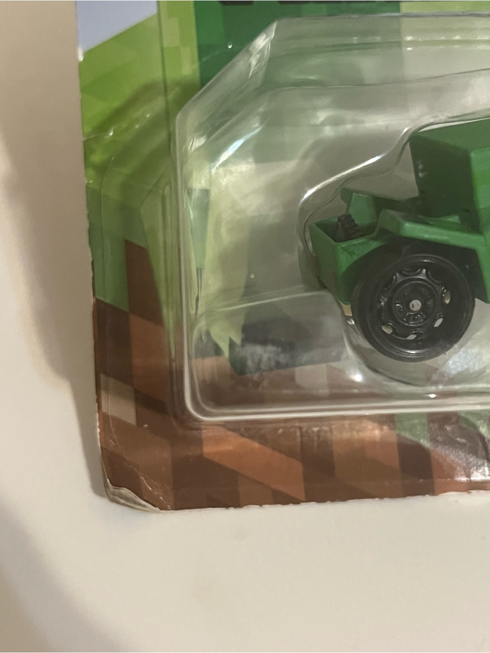 HotWheels Minecraft Bundle-Spider/Creeper and Ocelot - Picture 10 of 11